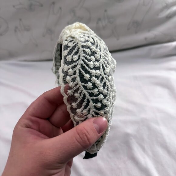 NWOT Ivory Lace Knotted White & Black Stiff Headband from JC Penney - Picture 5 of 5